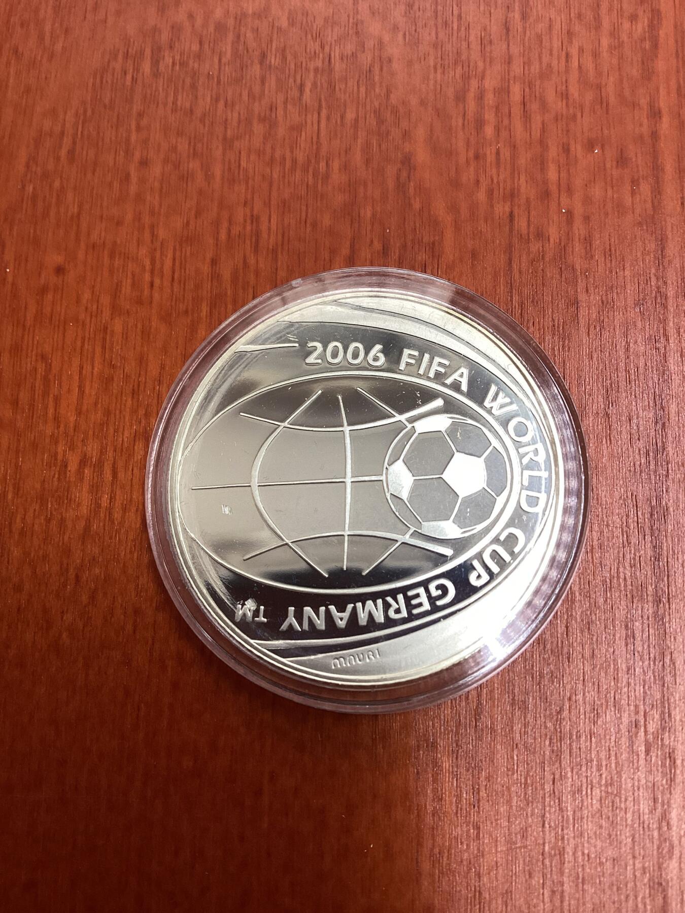 长老汇龙年精选第十场拍卖 2004意大利德国世界杯5欧元精制银币，盒证全