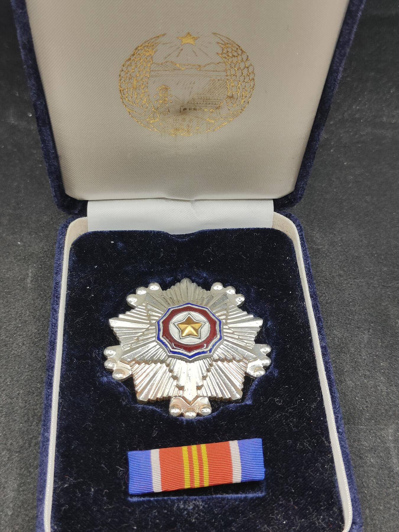 全场0元起拍 第175期 咸鱼国勋章拍卖专场 7月21日（周日）下午6：00开始 朝总联版烫金国徽盒三级国旗勋章带盒略