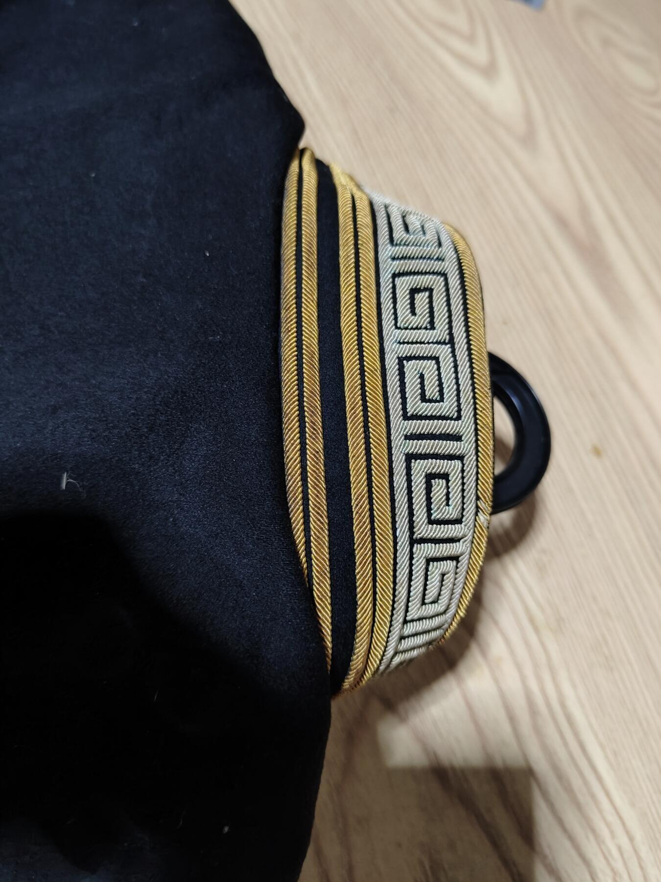 全场0元起拍 第175期 咸鱼国勋章拍卖专场 7月21日（周日）下午6：00开始 美品稀少明治早期军医陆军卫生部少佐相当官金银线交错大礼服衣裤正帽前立一套 领围39 胸围88 肩宽88 袖长56 衣长75 腰围82 裤长102 头围55