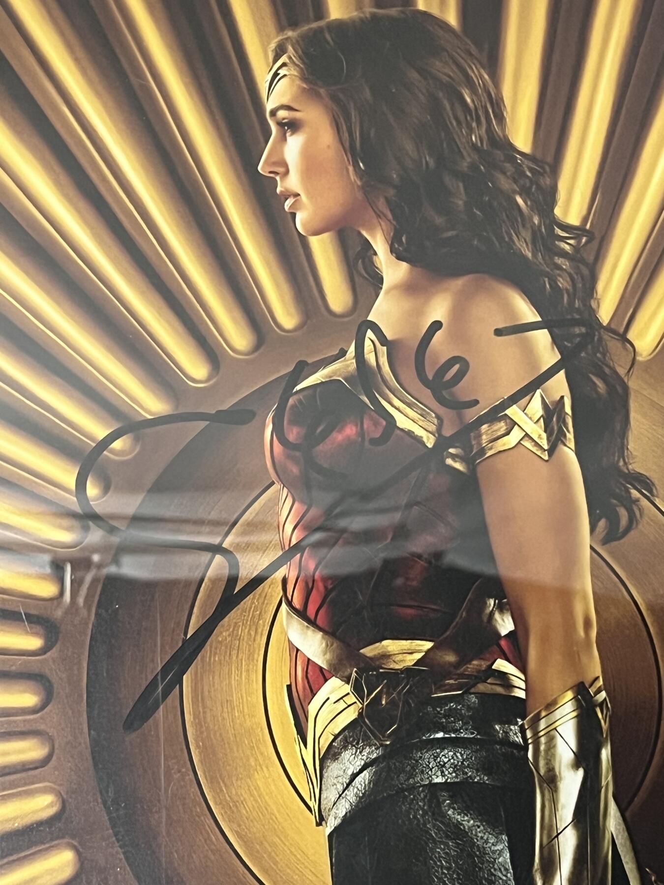 零元拍：《神奇女侠》IMAX 3D原版海报，“神奇女侠”盖尔·加朵亲笔签名。装裱尺寸：433X568MM