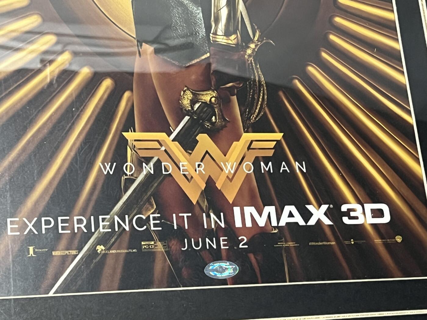 零元拍：《神奇女侠》IMAX 3D原版海报，“神奇女侠”盖尔·加朵亲笔签名。装裱尺寸：433X568MM