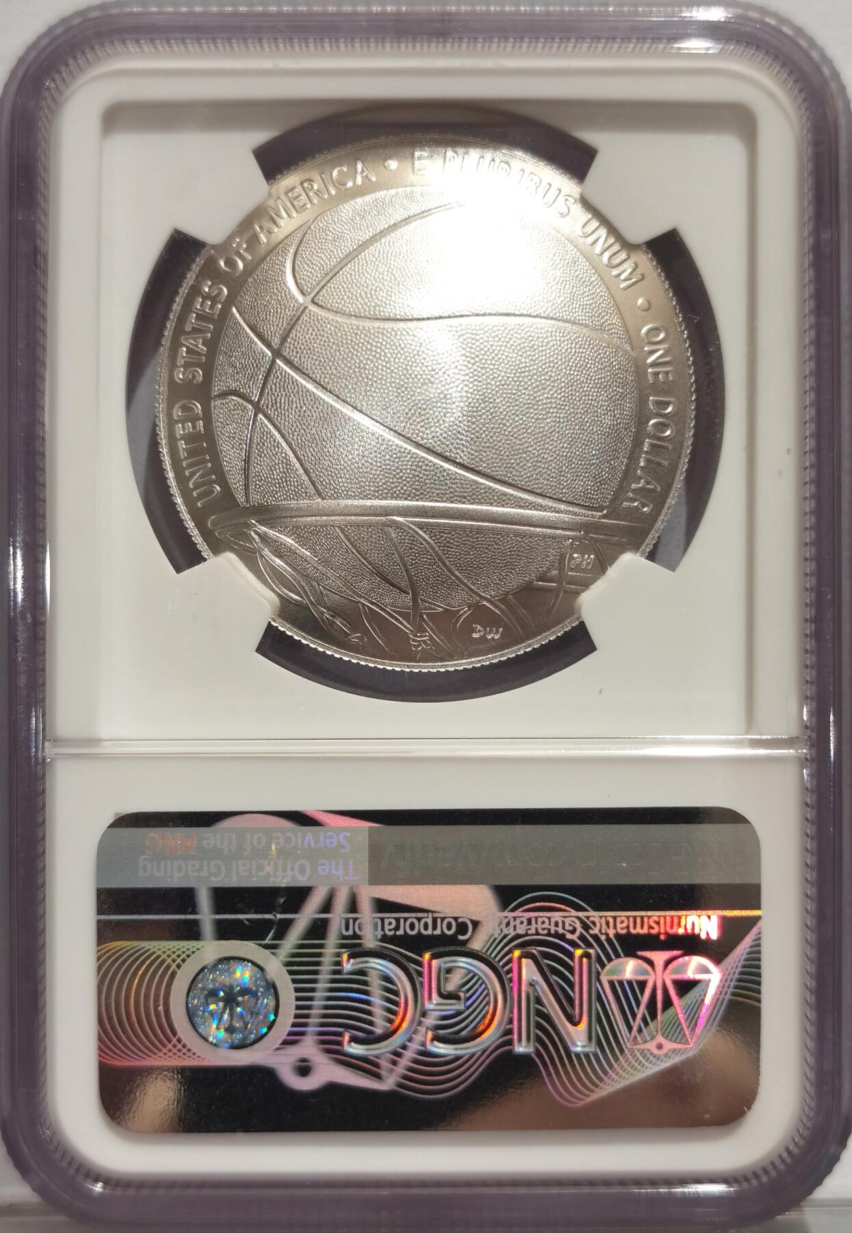 博洋堂世界钱币拍卖第084期（全场包邮） 美国2020年篮球名人堂1美元纪念银币NGC-MS70，99.9%银。币面清爽干净又漂亮，冠军分，状态一流。特殊凹面设计，双倍厚度加厚盒