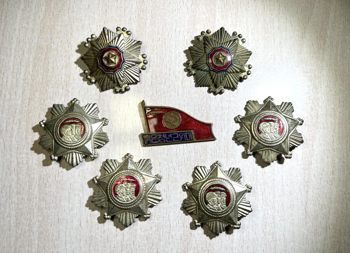 大猫徽章拍卖第251期 朝鲜🇰🇵证章一组 