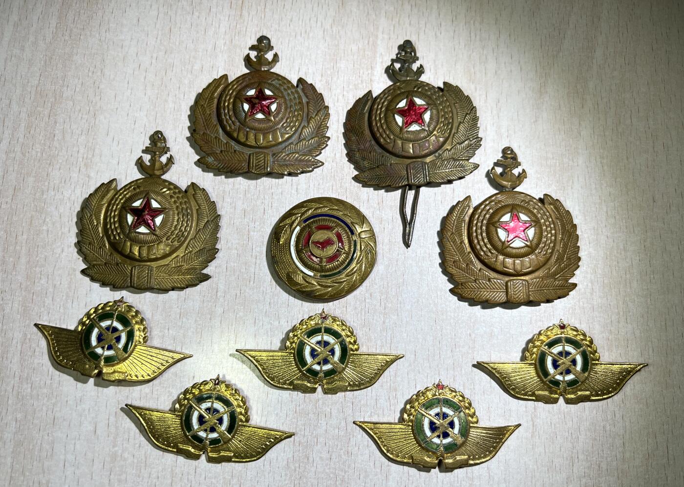 大猫徽章拍卖第251期 朝鲜🇰🇵帽徽一组