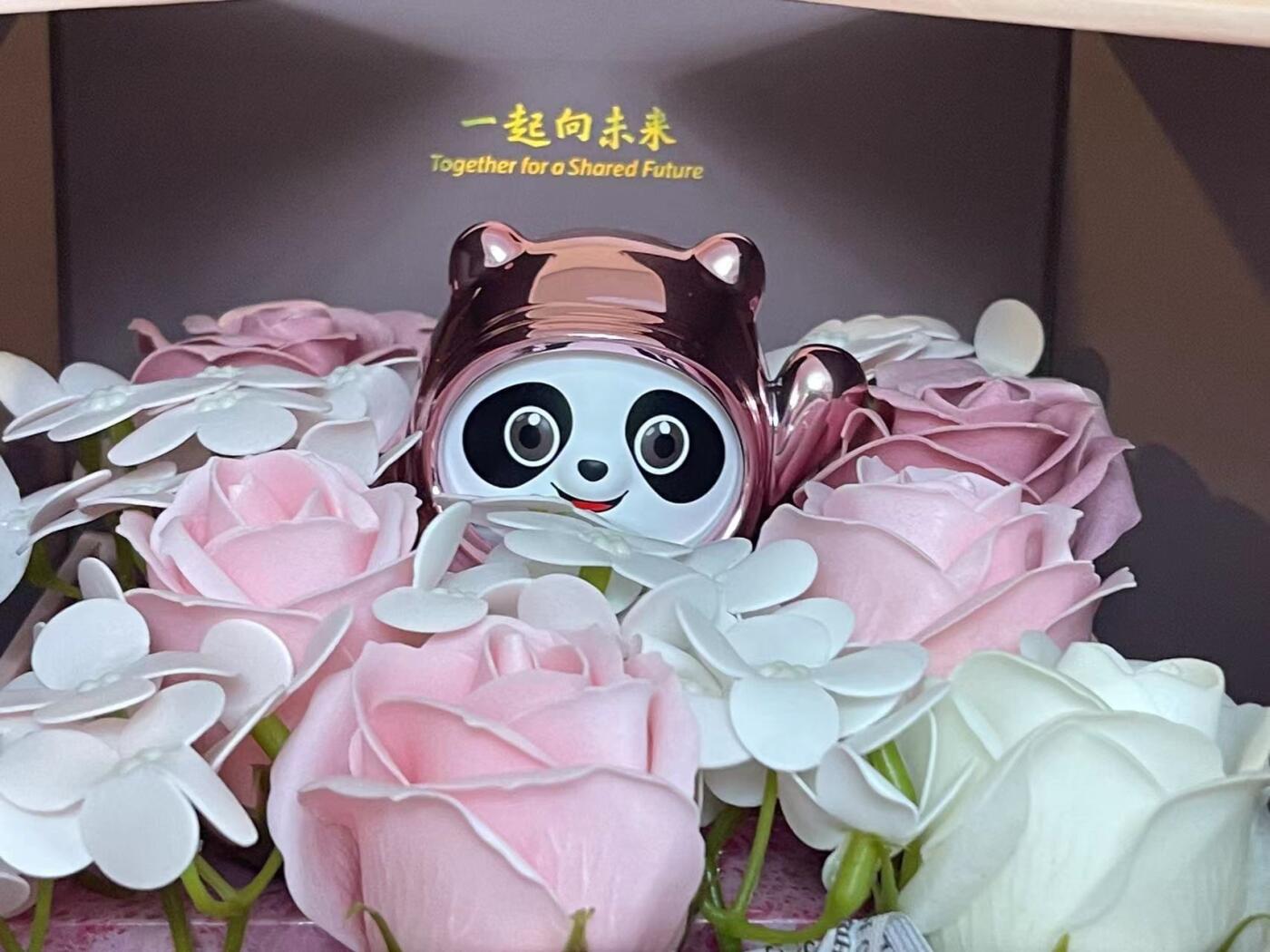 零元拍：正版冰墩墩官方礼盒，带贵金属小配饰（含证书）电镀色 又可爱又潮！