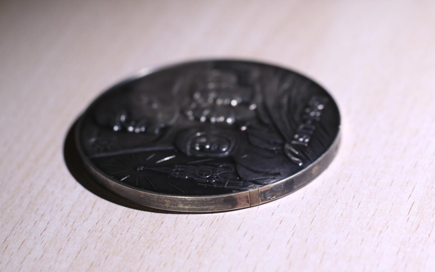 大猫徽章拍卖第251期 苏联十月革命50周年银章 大型 仅铸300枚 （有一缺口修补）