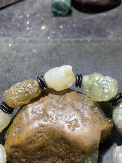 精美冰透高玉化筋脉石老料原石手串一条， 精美冰透高玉化筋脉石老料原石手串一条，