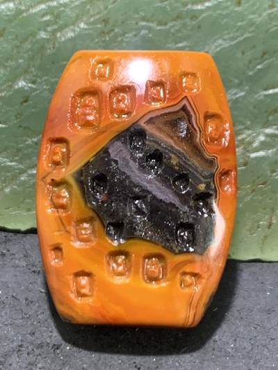 精美亚光高润度冰飘战国红玛瑙手工俏色巧雕佛窟板珠（背云）一个 - 精美亚光高润度冰飘战国红玛瑙手工俏色巧雕佛窟板珠（背云）一个