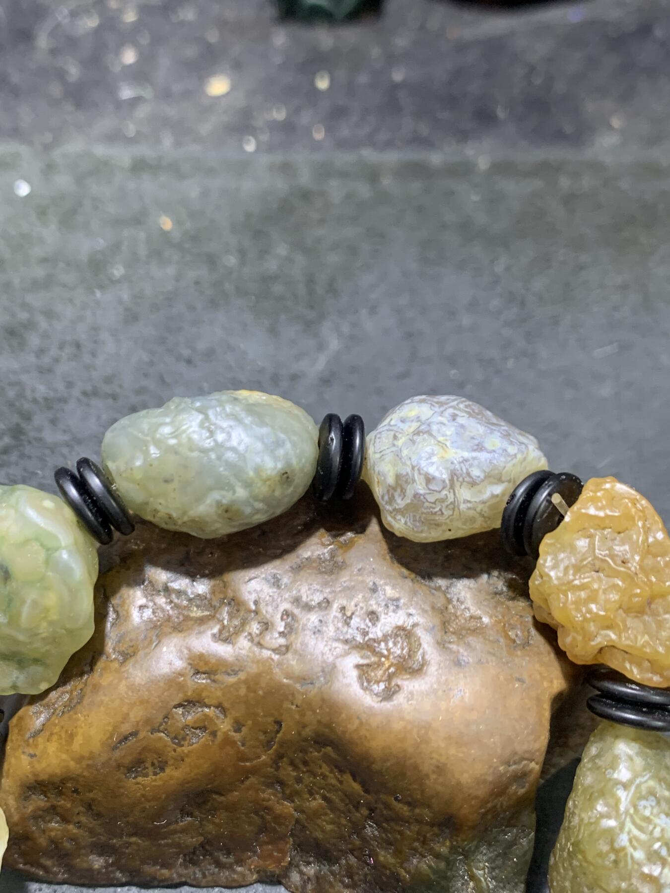精美冰透高玉化筋脉石老料原石手串一条，