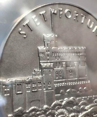 欧洲艺术麦朵尔 周五结拍 NGC1935乔治五世加冕大银章 UNC,86克左右