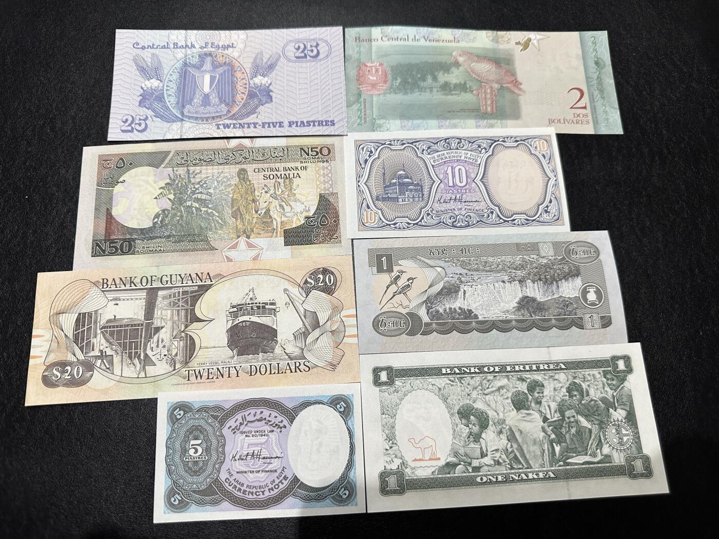 《外钞收藏家》第三百九十七期 不丹100纪念钞原装册子+精美8张纸币 全新UNC 裸币有少量潮 9张一起