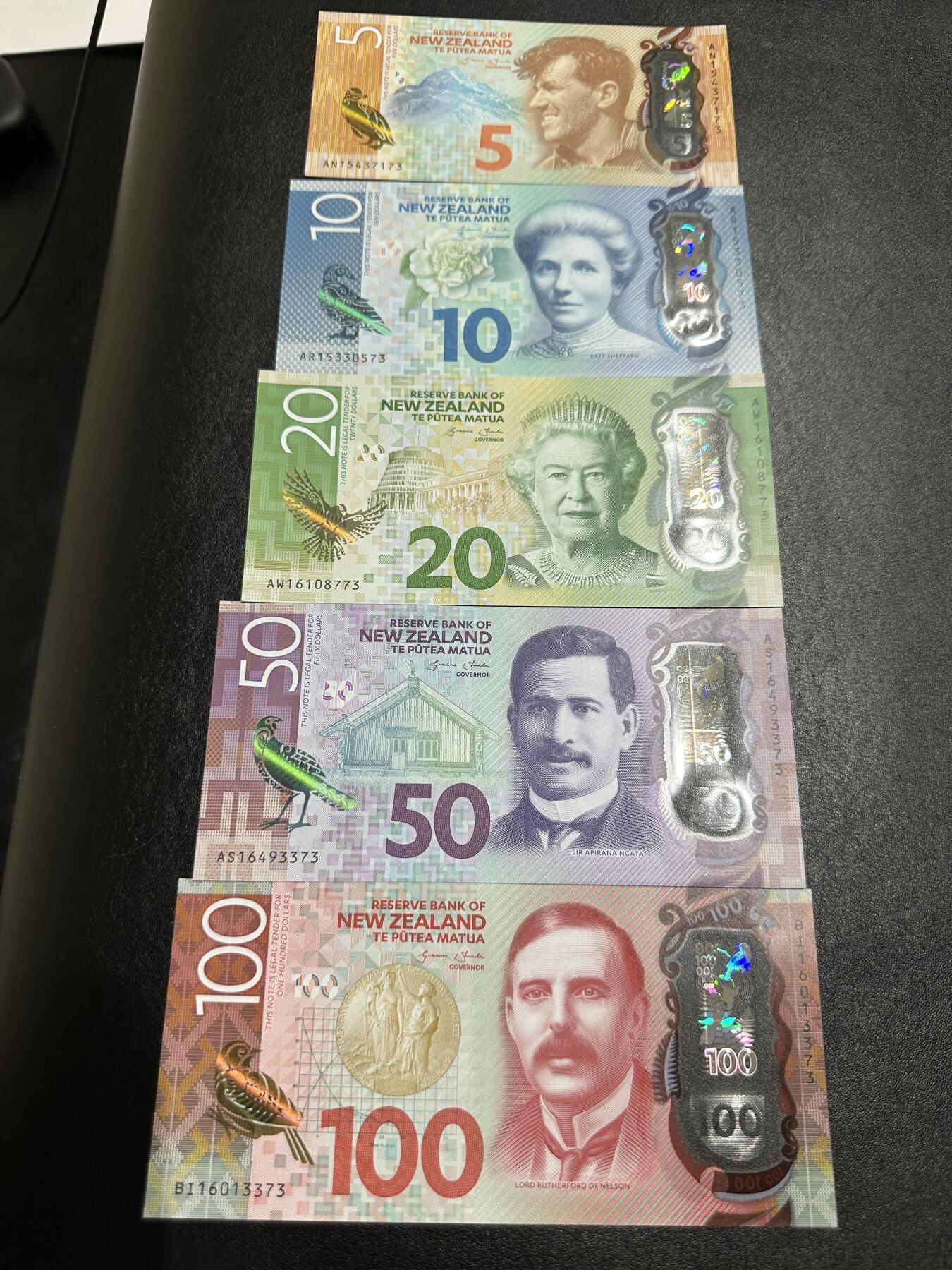 《外钞收藏家》第三百九十四期 新西兰最新版一套 五张 尾73两同 全新UNC