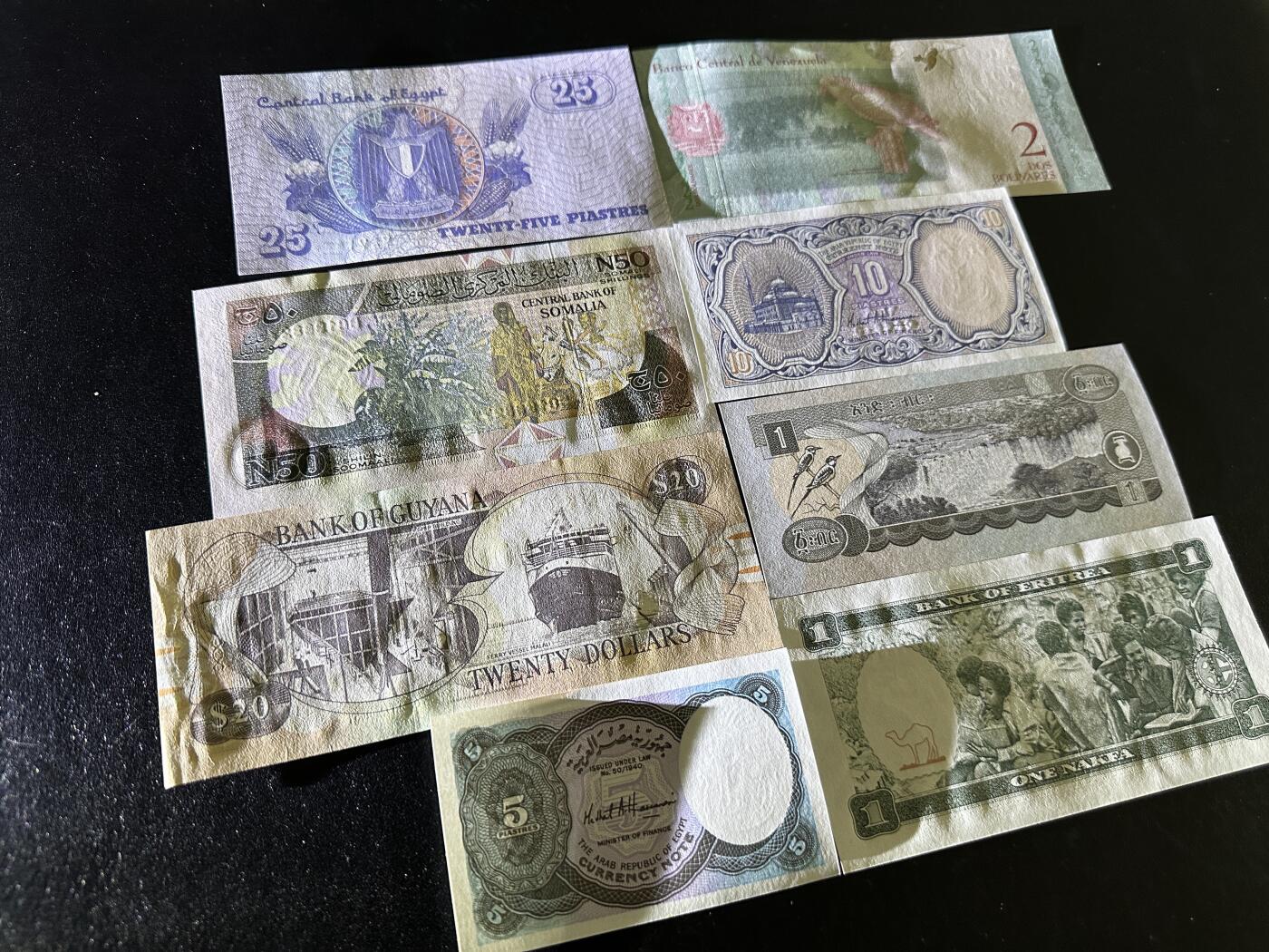 《外钞收藏家》第三百九十七期 不丹100纪念钞原装册子+精美8张纸币 全新UNC 裸币有少量潮 9张一起