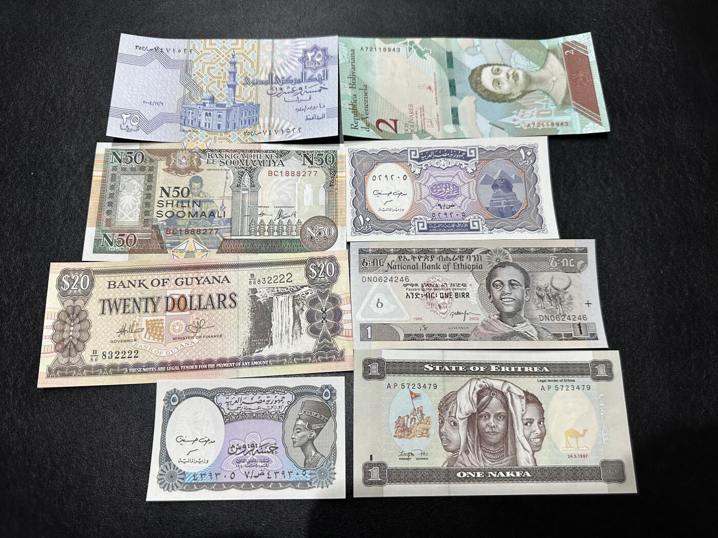 《外钞收藏家》第三百九十七期 不丹100纪念钞原装册子+精美8张纸币 全新UNC 裸币有少量潮 9张一起