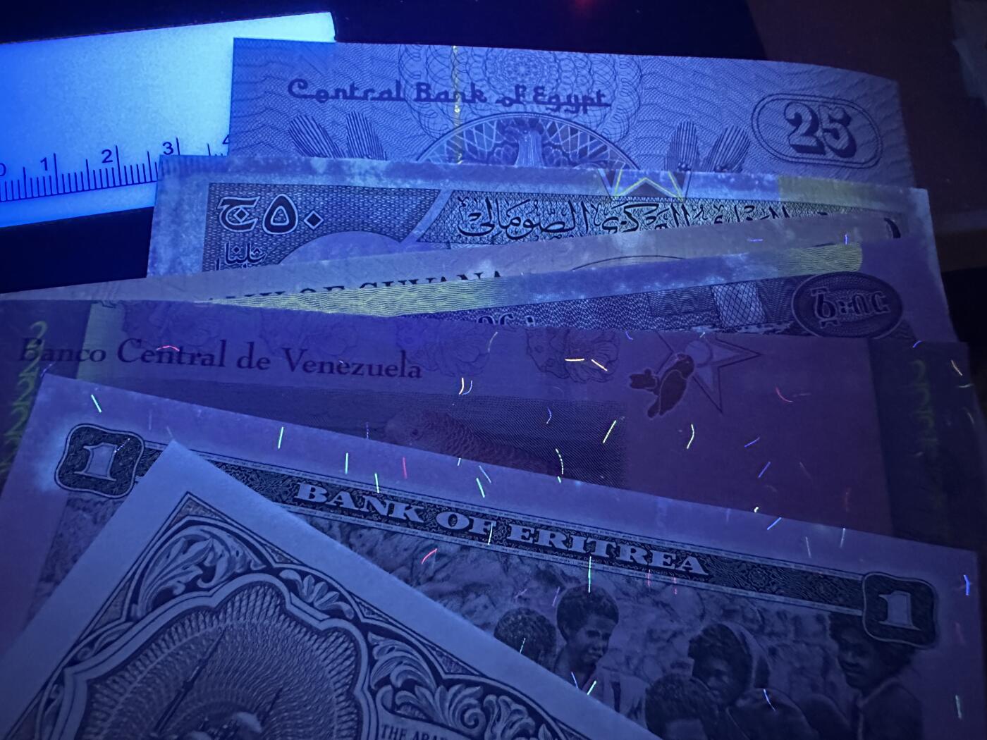 《外钞收藏家》第三百九十七期 不丹100纪念钞原装册子+精美8张纸币 全新UNC 裸币有少量潮 9张一起