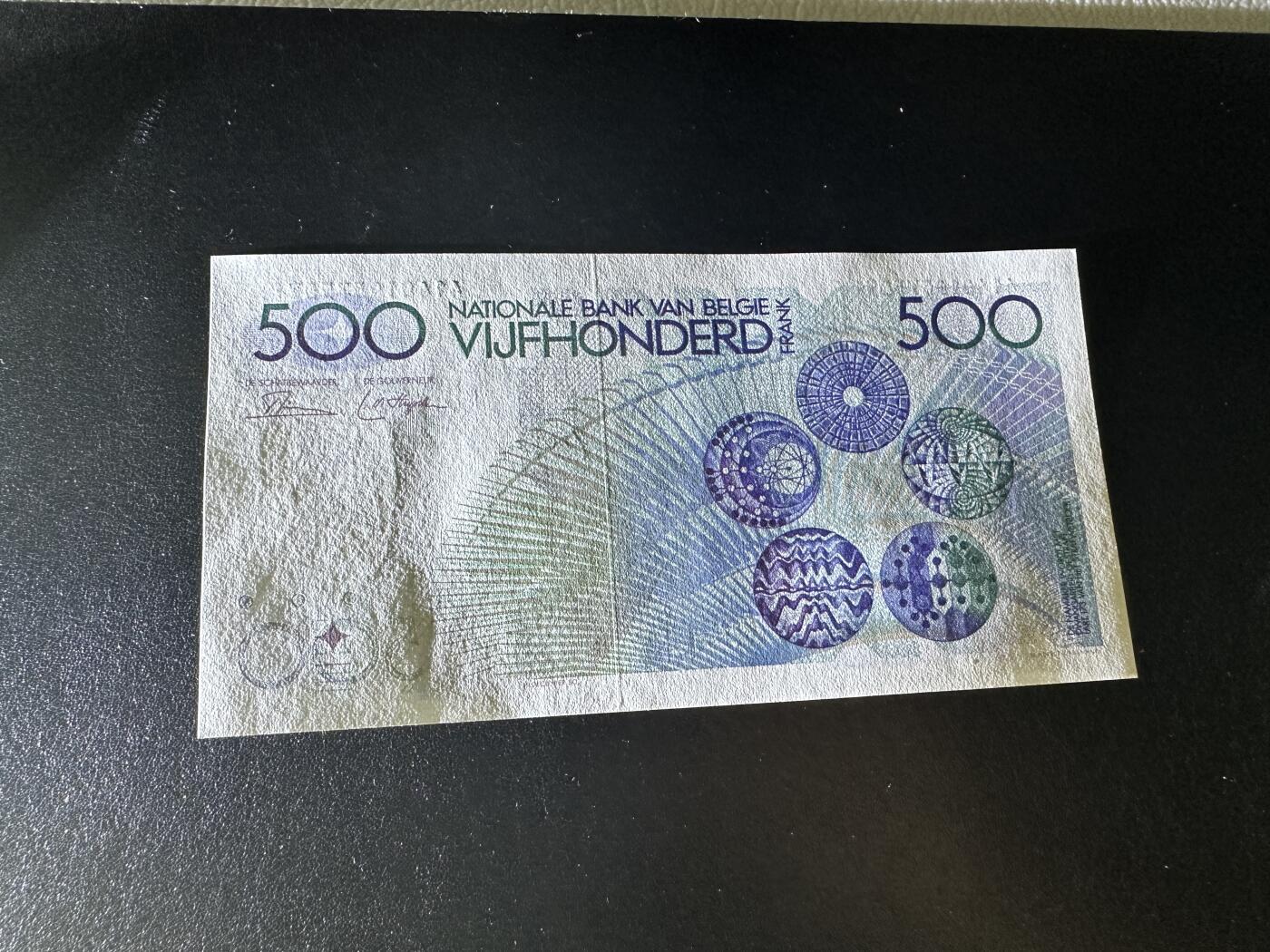 《外钞收藏家》第三百九十四期 比利时倒二版500法郎 全新UNC