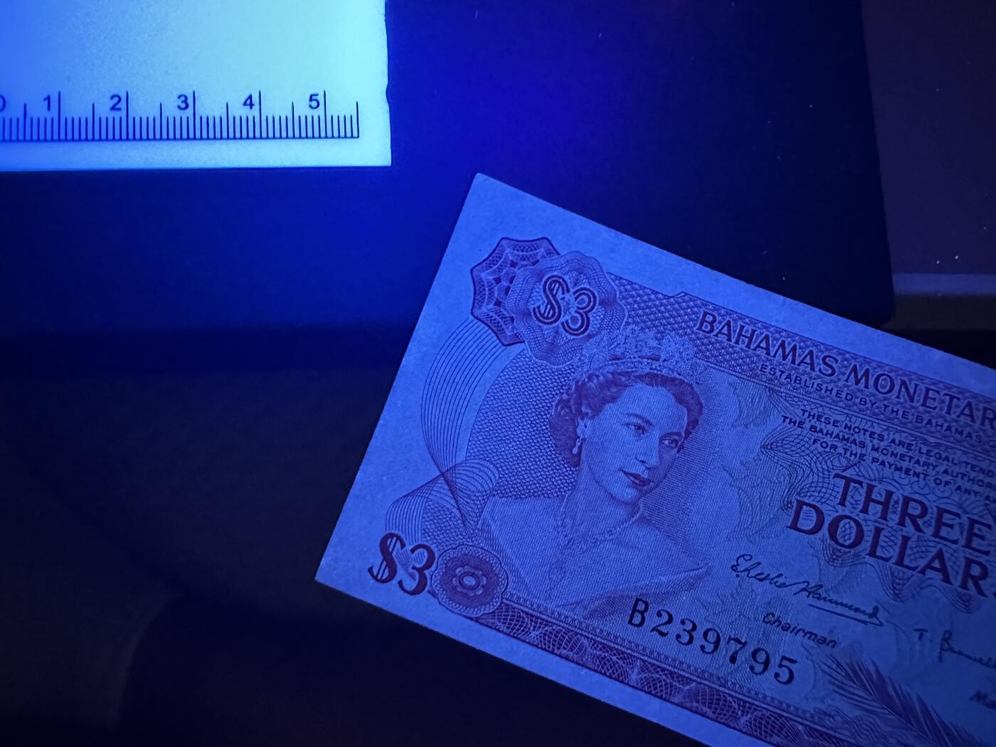 《外钞收藏家》第三百九十四期 1968年巴哈马3刀 女王 彩背 UNC- 边角轻微荧光瑕疵