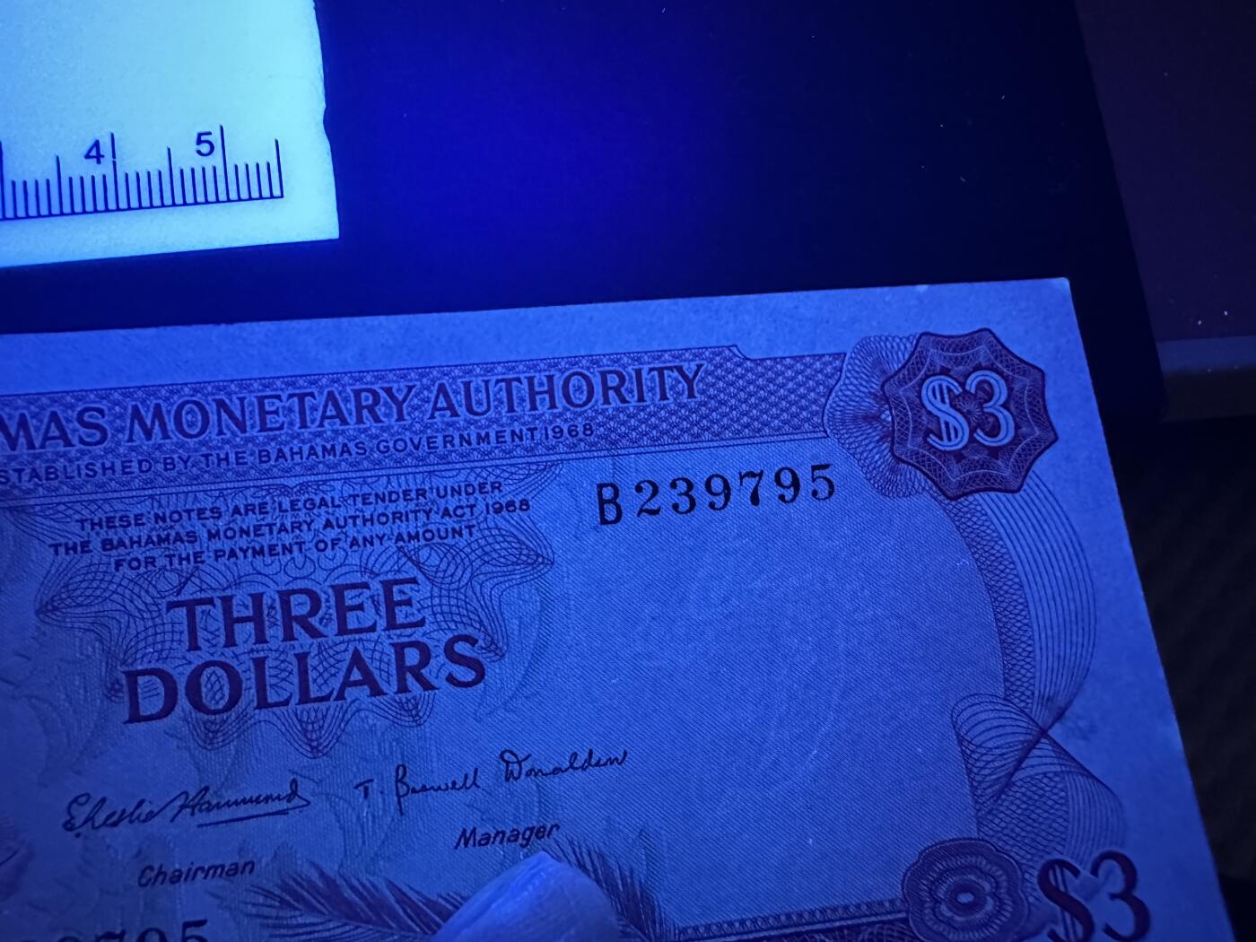 《外钞收藏家》第三百九十四期 1968年巴哈马3刀 女王 彩背 UNC- 边角轻微荧光瑕疵