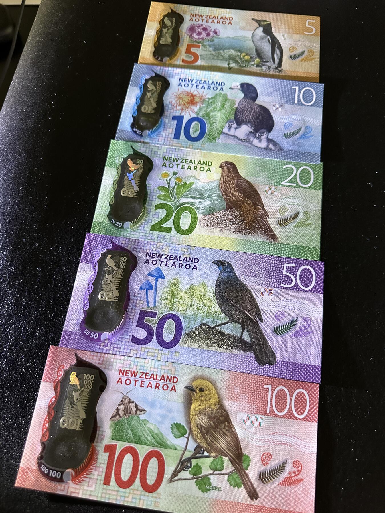 《外钞收藏家》第三百九十四期 新西兰最新版一套 五张 尾73两同 全新UNC