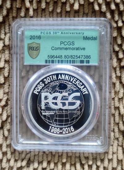 08月01日 币章邮杂 - 全球首家评级币《PCGS成立30周年》精制纪念章 82547386号 unc品相