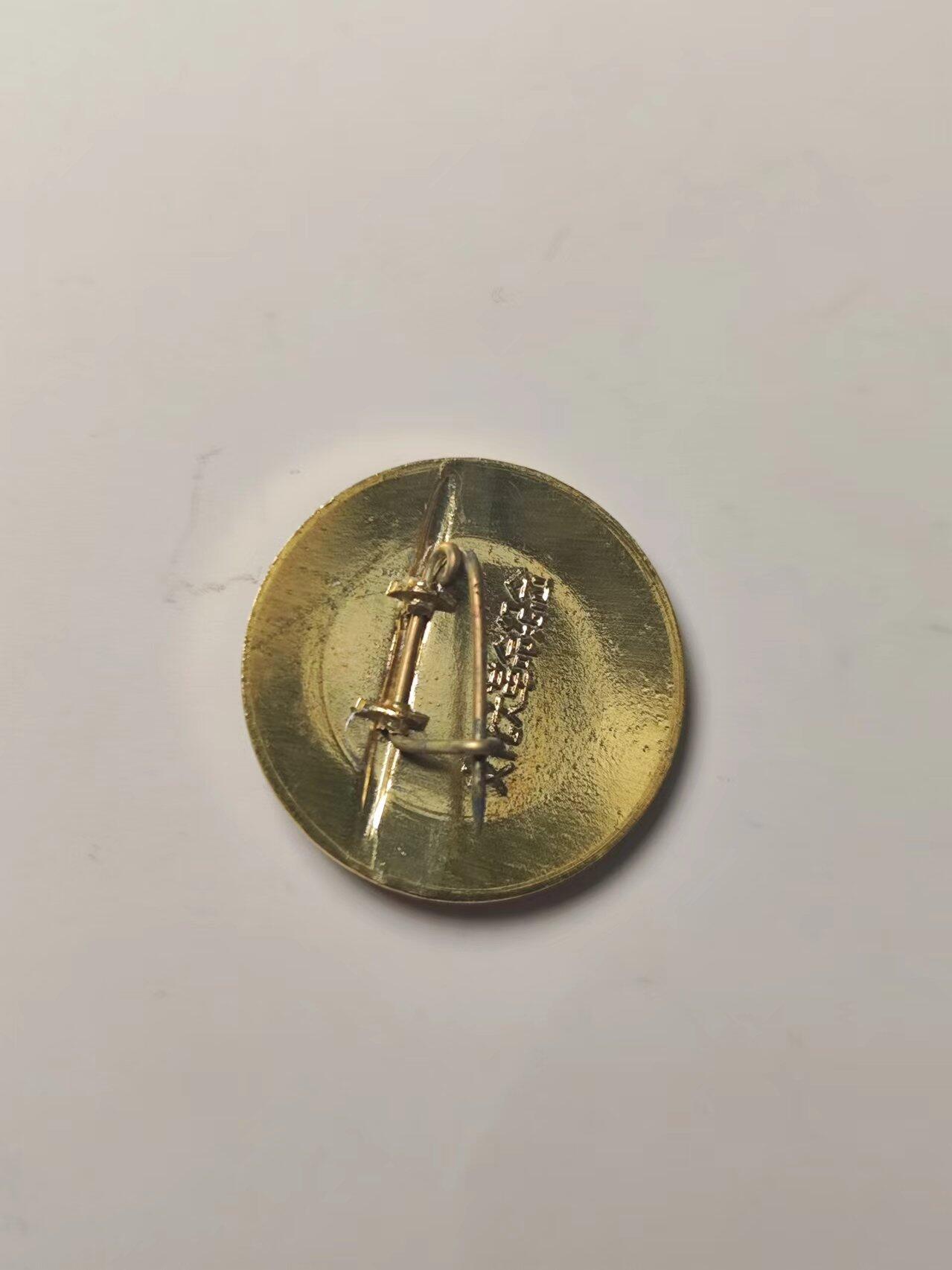毛主席像章小章放在胸前很好看