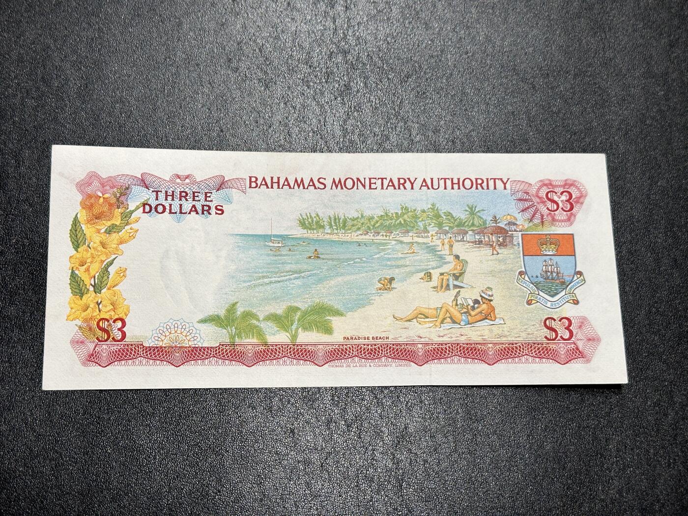 《外钞收藏家》第三百九十四期 1968年巴哈马3刀 女王 彩背 UNC- 边角轻微荧光瑕疵