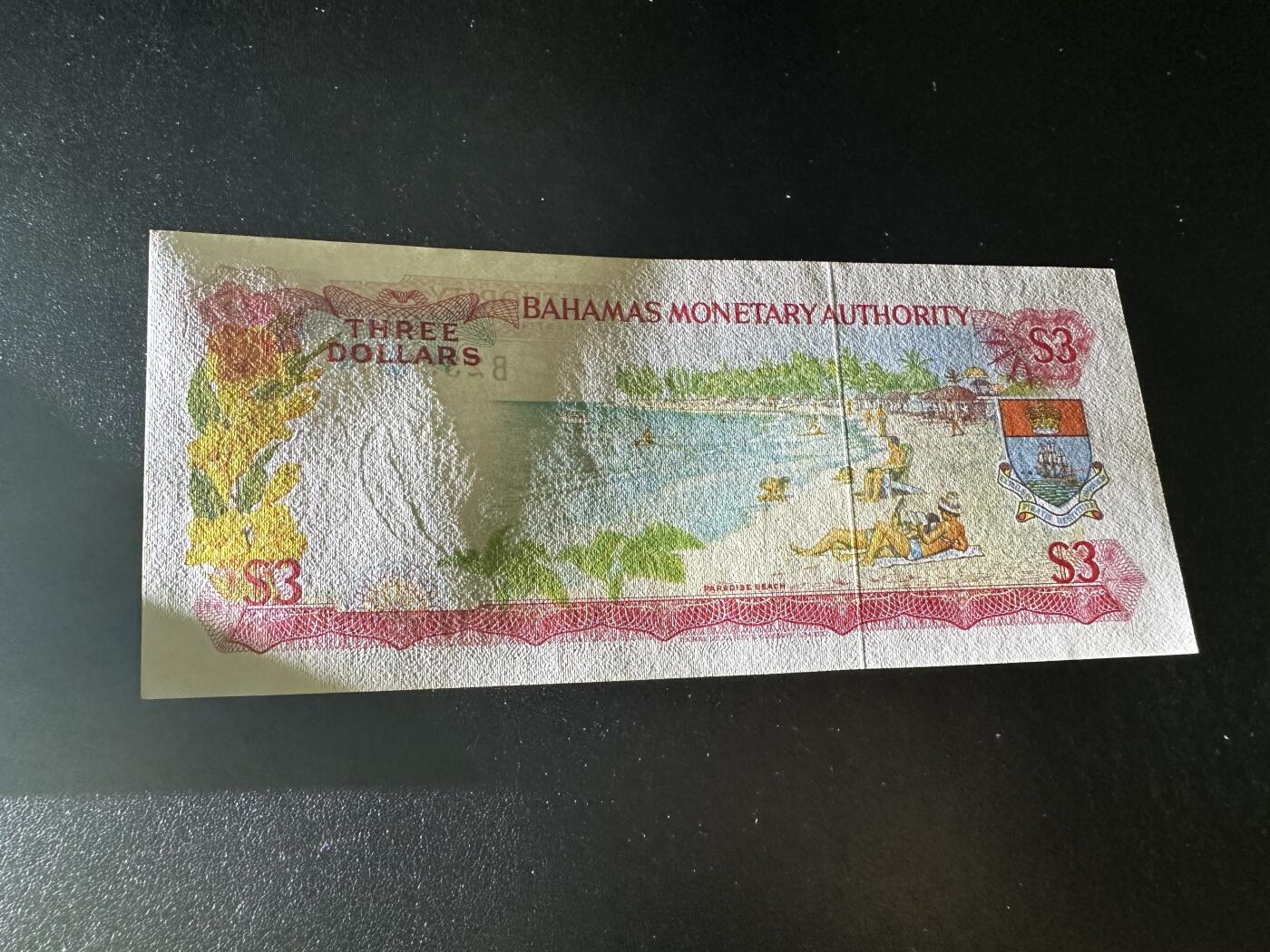 《外钞收藏家》第三百九十四期 1968年巴哈马3刀 女王 彩背 UNC- 边角轻微荧光瑕疵