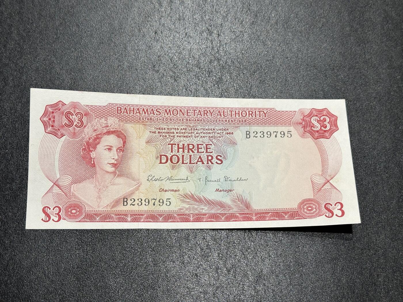 《外钞收藏家》第三百九十四期 1968年巴哈马3刀 女王 彩背 UNC- 边角轻微荧光瑕疵