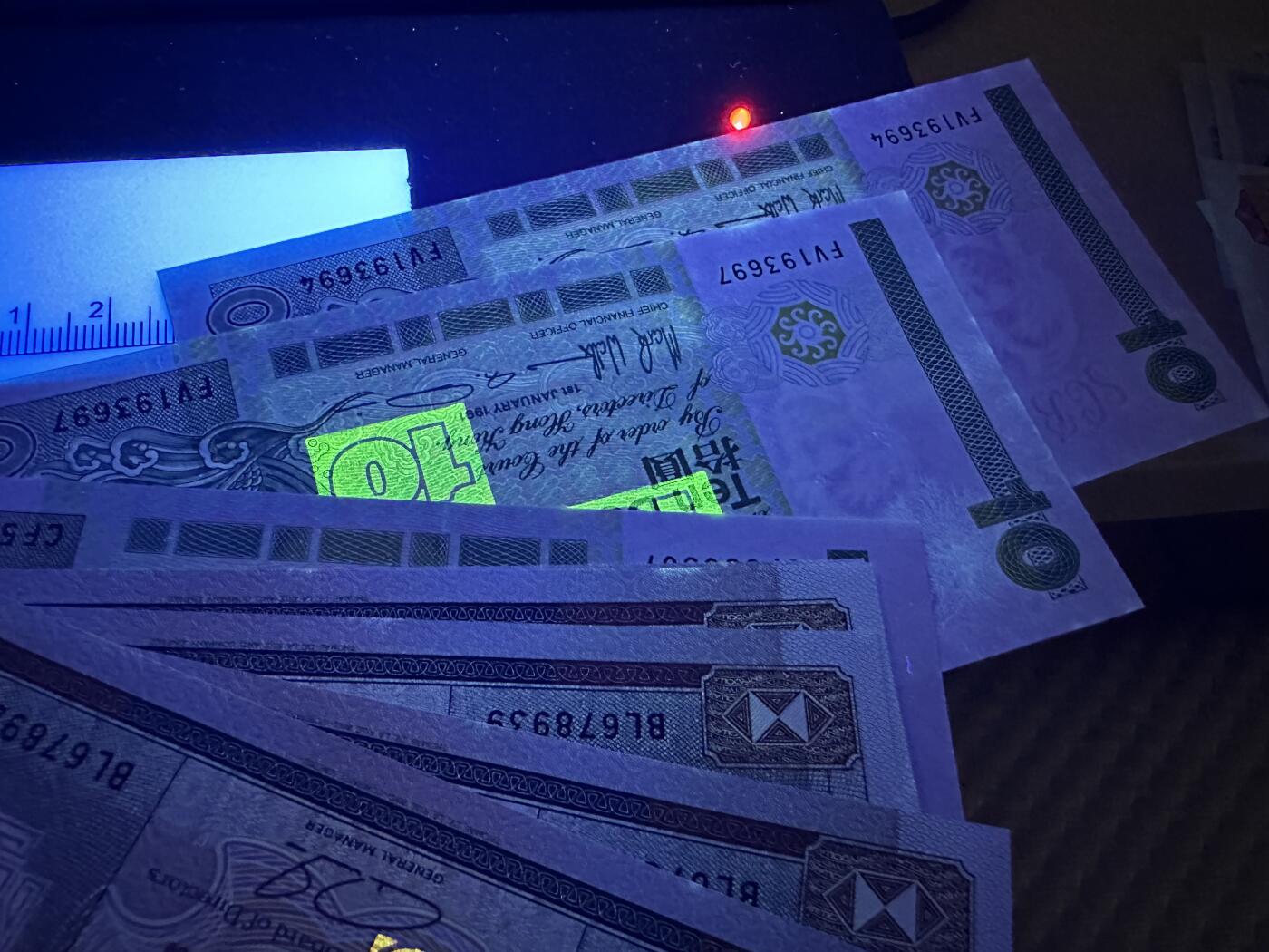 《外钞收藏家》第三百九十四期 1991盒95年渣打银行10元 三张+1989年汇丰银行20元四张一起 全新 有少量潮