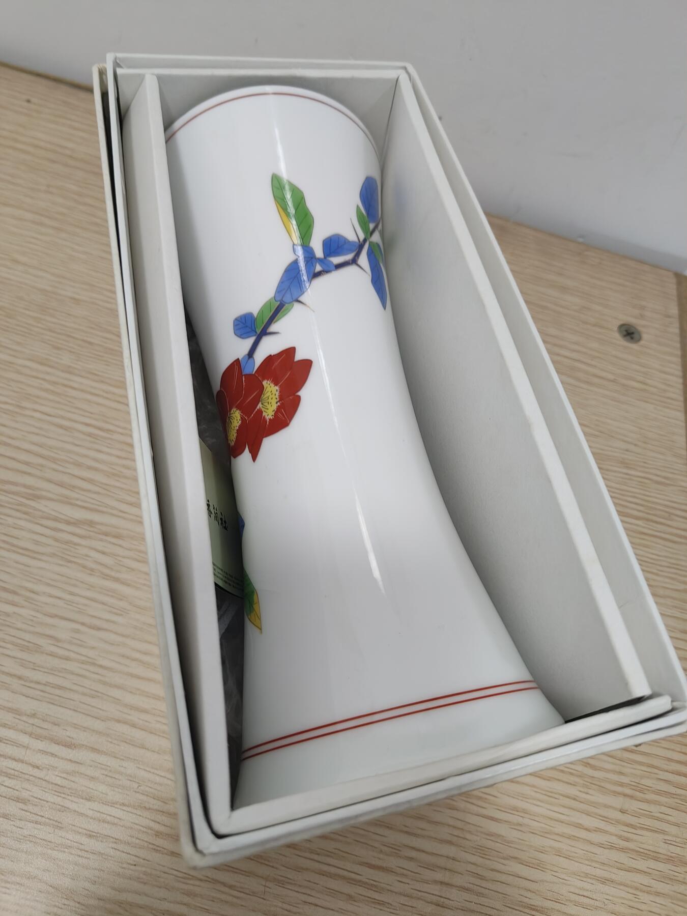 全场0元起拍 第176期 咸鱼国勋章拍卖专场 7月24日（周三）下午6：00开始 日本宫内厅指定 香兰社瓷瓶带盒 高24CM