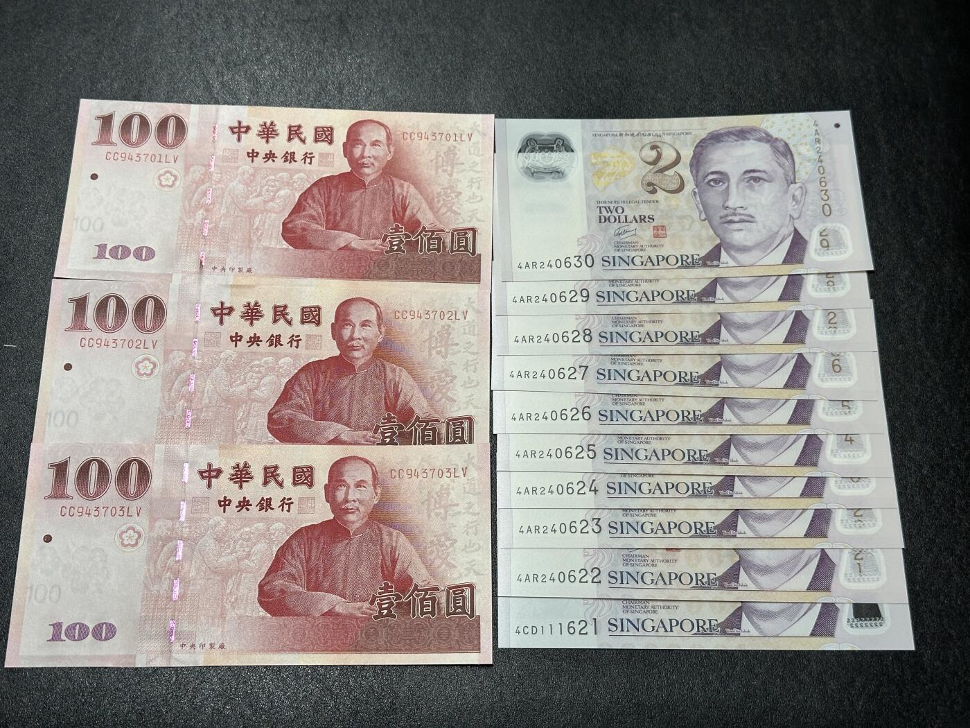 《外钞收藏家》第三百九十九期 100台币三连+新加坡塑料钞2元 标准10连 一起 全新UNC