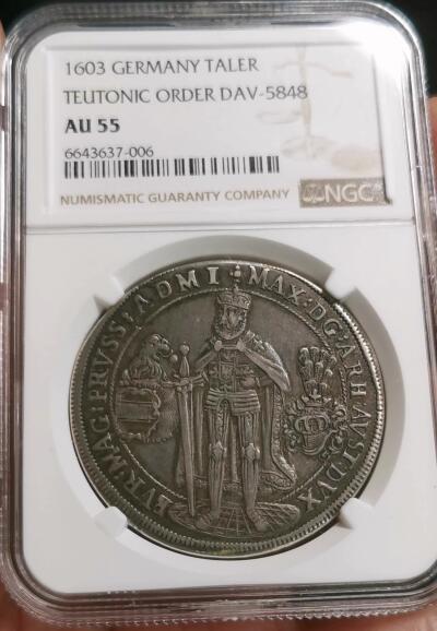 凡希社世界钱币微拍第二百七十七期 荐！1603条顿骑士团盾徽与重装骑士泰勒大银NGC-AU55，传世黑彩，包浆醇熟，稀有的一年型品种！