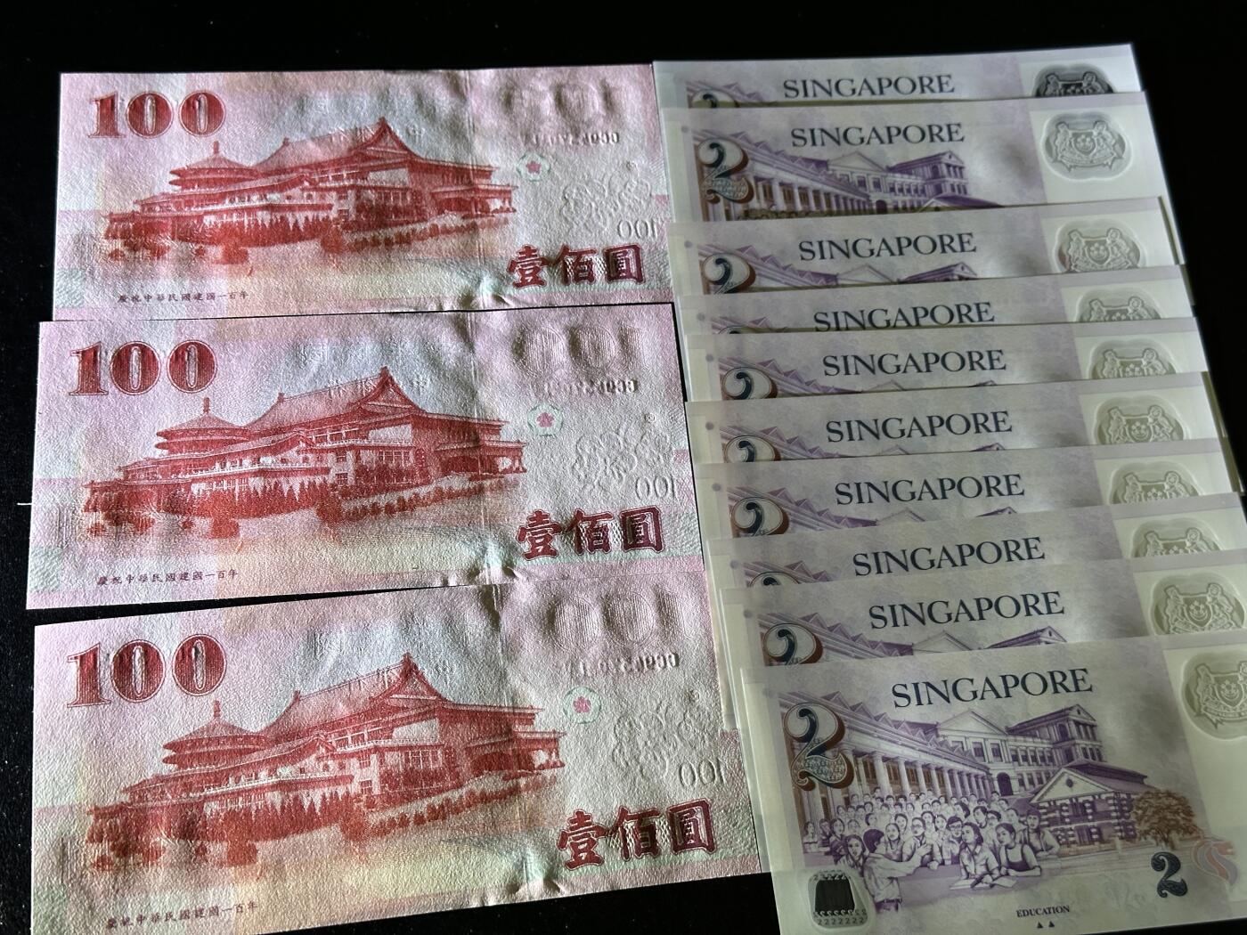 《外钞收藏家》第三百九十九期 100台币三连+新加坡塑料钞2元 标准10连 一起 全新UNC