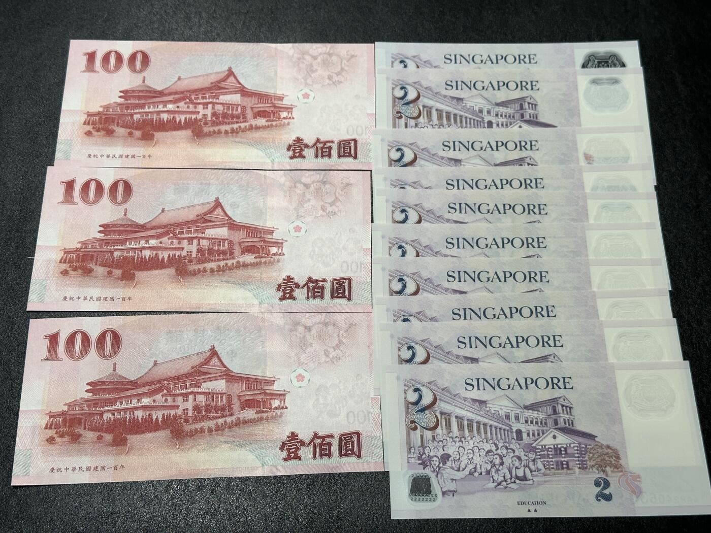 《外钞收藏家》第三百九十九期 100台币三连+新加坡塑料钞2元 标准10连 一起 全新UNC