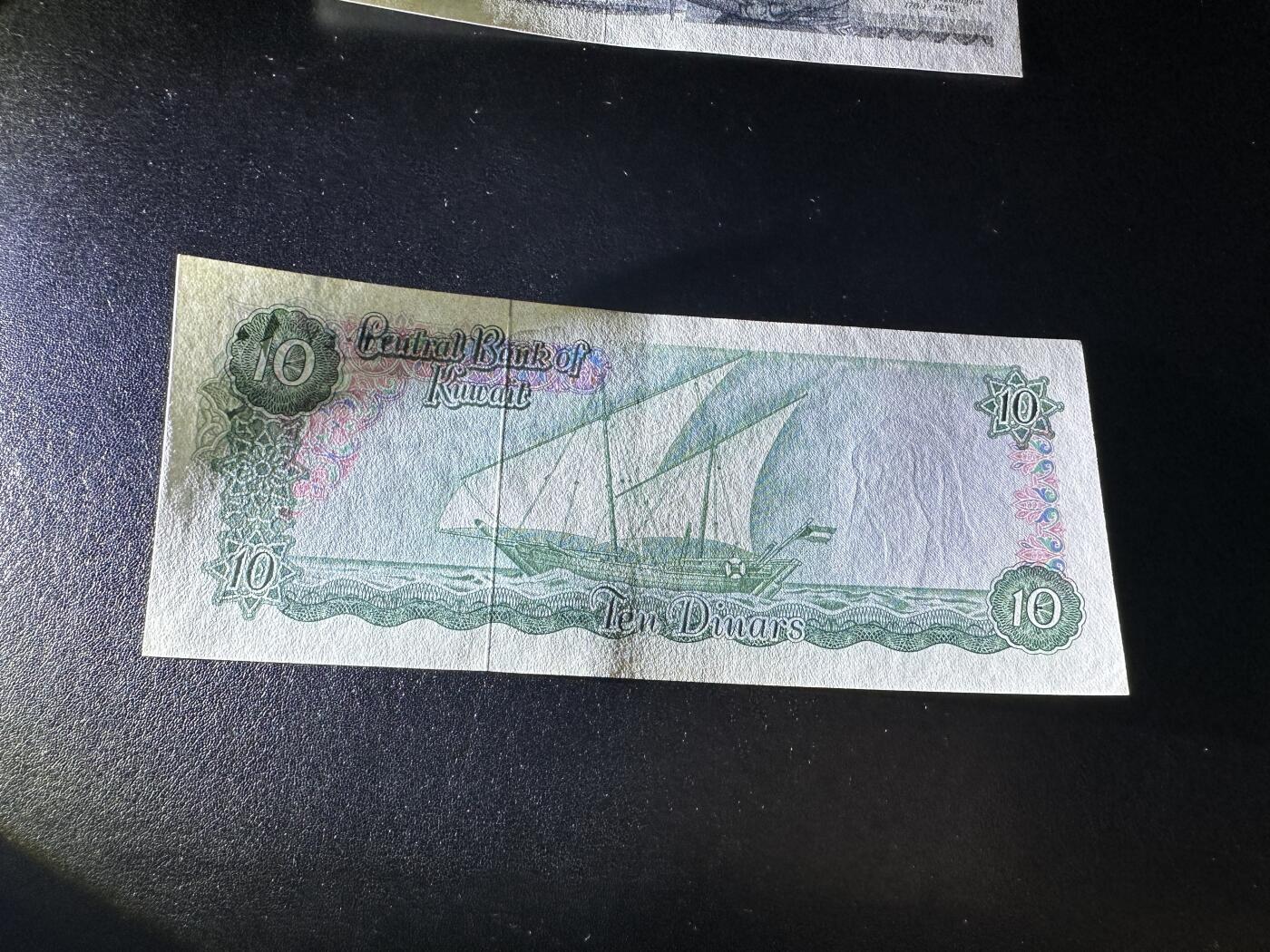 《外钞收藏家》第三百九十四期 科威特10第纳尔 UNC- 轻微轻微瑕疵