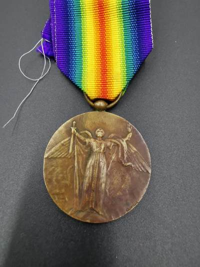 老王徽章第四十九期 - 少见古巴一战胜利奖章   边缘带Chobillin厂标