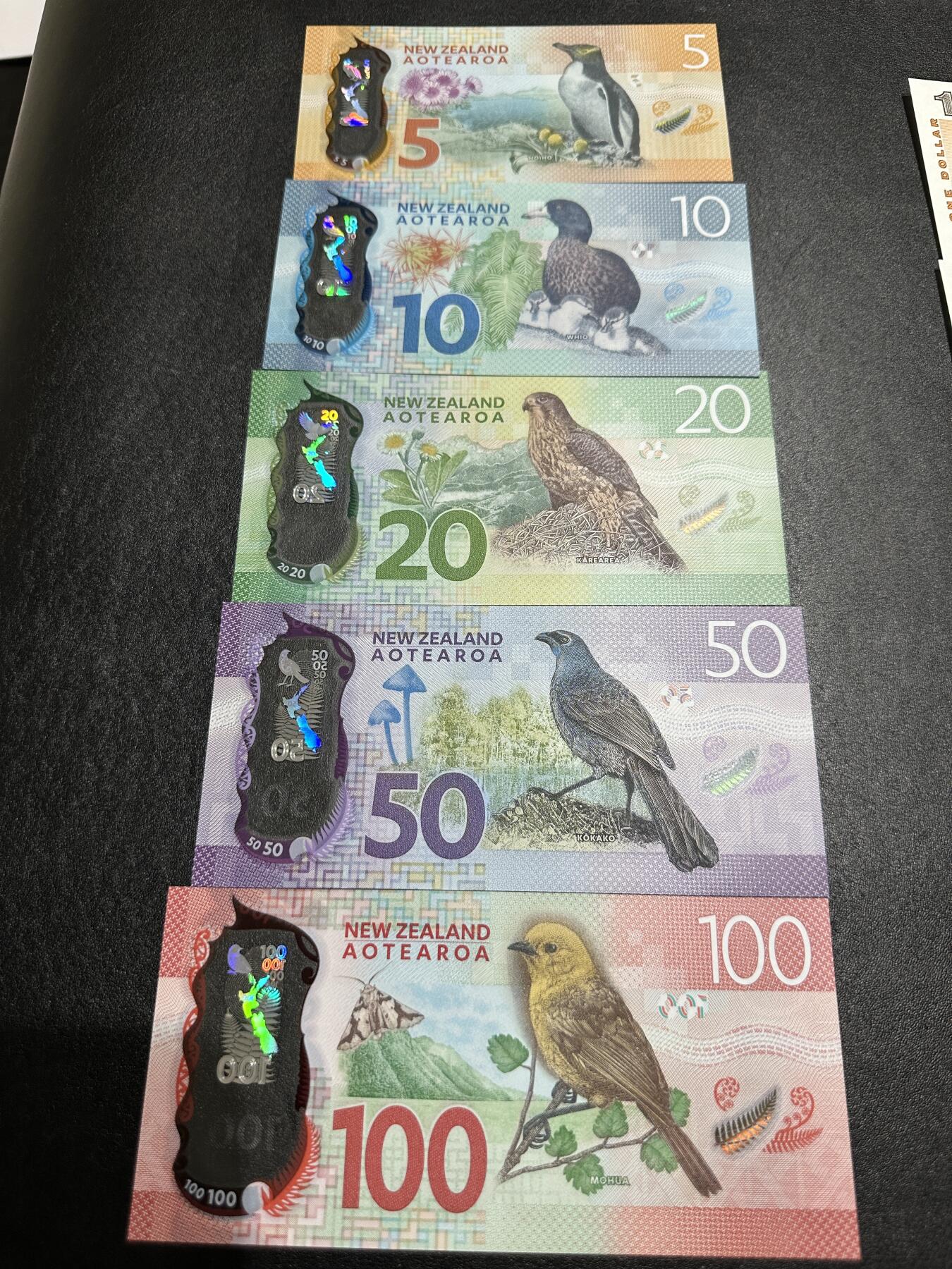 《外钞收藏家》第三百九十四期 新西兰最新版一套 五张 尾73两同 全新UNC