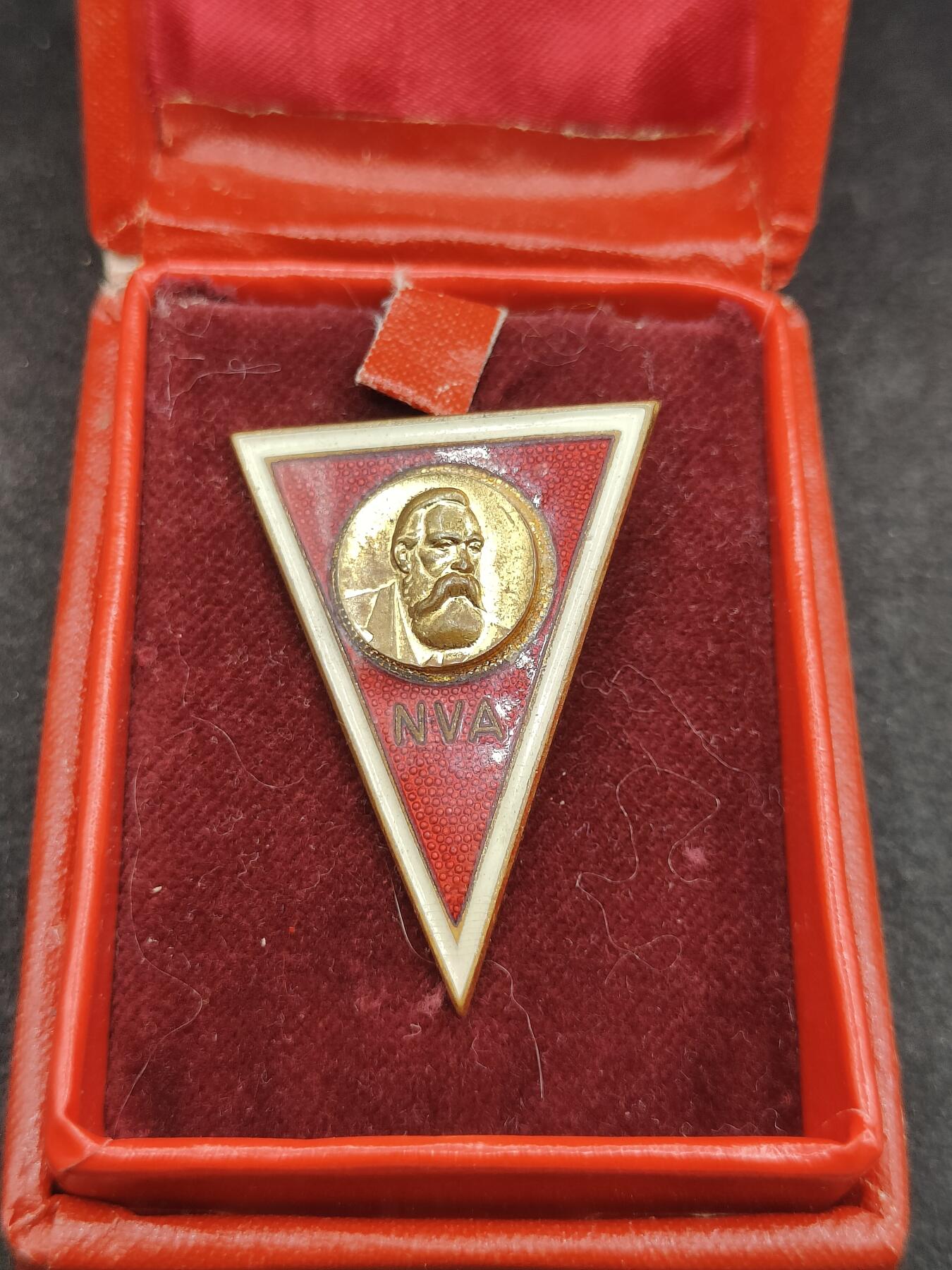 全场0元起拍 第176期 咸鱼国勋章拍卖专场 7月24日（周三）下午6：00开始 东德 NVA 恩格斯军校毕业证章 高级军官 将官用