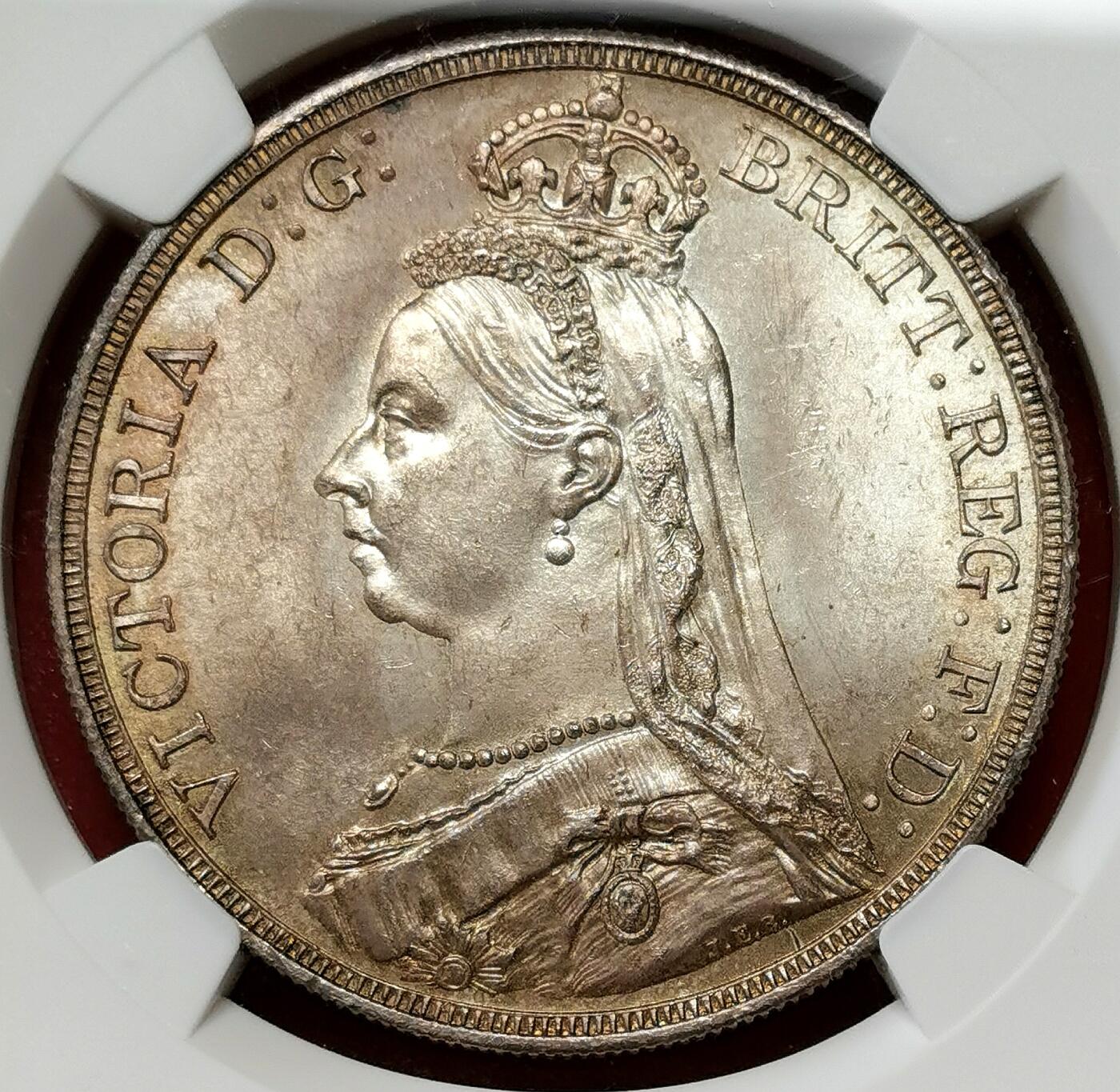 凡希社世界钱币微拍第二百七十七期 1887英国老维高冠马剑NGC-UNCD，，淡金彩，实物相当养眼的一枚！