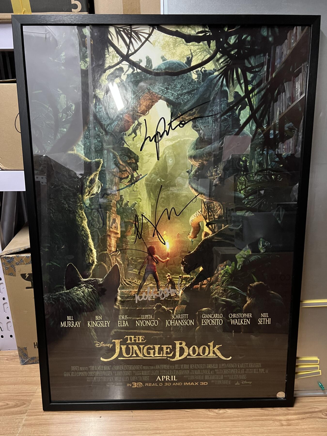 零元拍：《奇幻森林》美版REALD 3D AND IMAX 3D双面全开大海报，由导演：乔恩·费儒，主演：森林小王子 尼尔·塞西，配音演员有：老虎谢利-可汗的配音：伊德里斯·艾尔巴，黑豹巴希拉的配音：本·金斯利，母狼拉克沙的配音：露皮塔·尼永奥，共5人亲笔签名，全部美国印刷美国带回。装裱尺寸：1025X710MM
