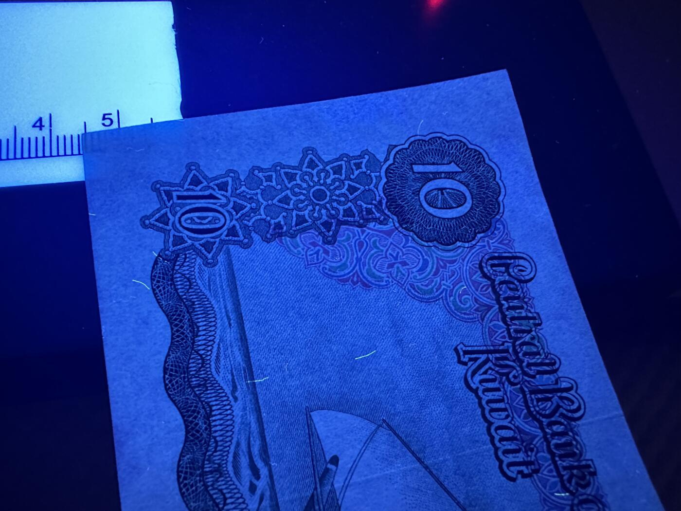 《外钞收藏家》第三百九十四期 科威特10第纳尔 UNC- 轻微轻微瑕疵