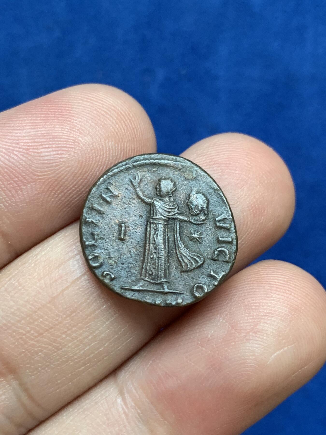 《竞宝斋》第289场- 周日，周一，周二 3场连拍 （全场包邮） 古罗马帝国马克西米努斯二世（代亚）铜币 太阳神sol手持埃及冥神塞拉皮斯的脑袋