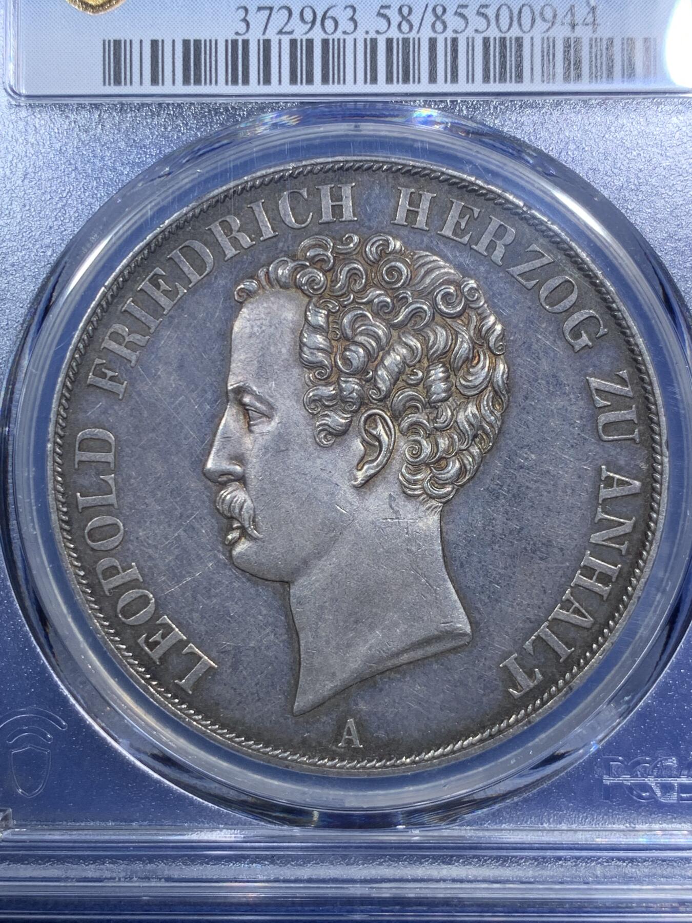 《竞宝斋》第289场- 周日，周一，周二 3场连拍 （全场包邮） PCGS AU58 德国 安哈尔特-德绍双协定泰勒 重37.12g 直径40.8mm 含银90% 正面是安哈尔特利奥波德.腓特烈公爵头像，头像上有一圈德文，其意为“安哈尔特利奥波德.腓特烈公爵”，下标A表示是柏林铸币厂制造；背面“2 THALER VII EINE F.MARK 3 1/2 GLUDEN VEREINS MÜNZE 1846