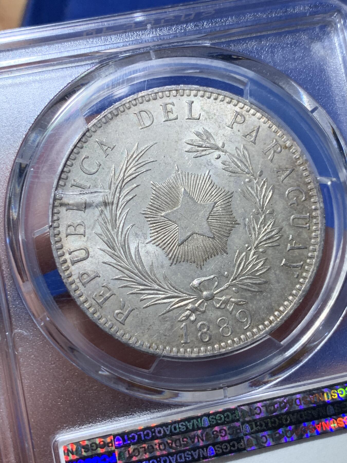 《竞宝斋》第289场- 周日，周一，周二 3场连拍 （全场包邮） PCGS MS62 巴拉圭1889年雄狮1比索大银币 名誉品 原味包浆带转光 上MS的极少 背面一划痕在盒子上