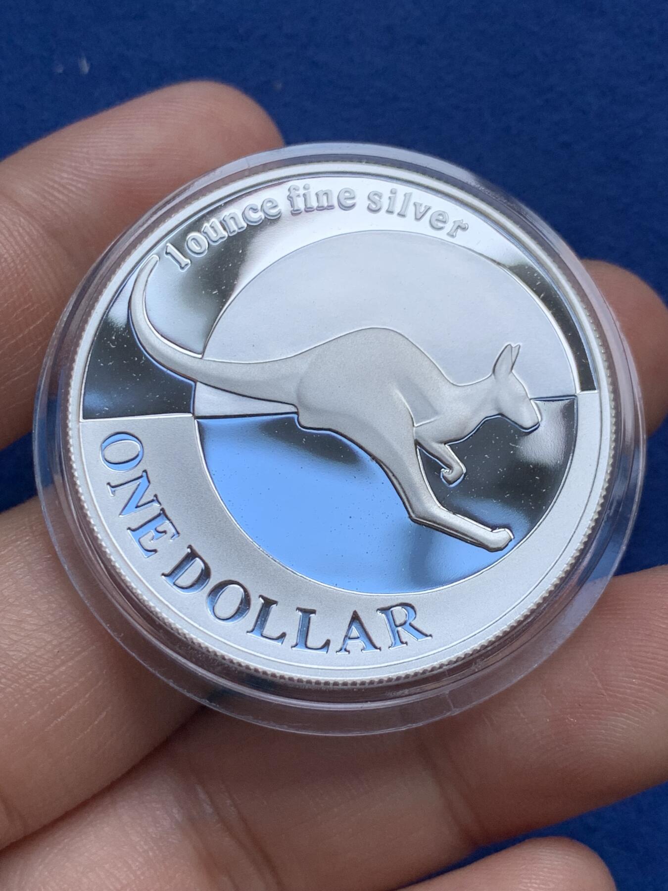 《竞宝斋》第289场- 周日，周一，周二 3场连拍 （全场包邮） 澳大利亚2004年袋鼠精制纪念银币 限量19324枚 2006年度克劳斯世界硬币大奖赛之年度最佳银币奖 盒证齐全 31.3g 999银 40mm