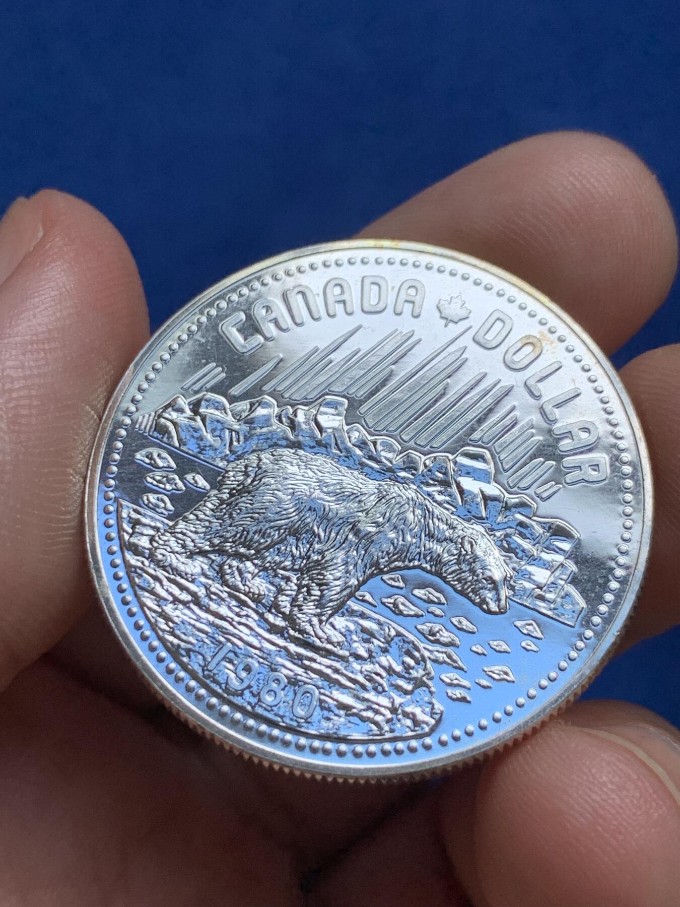 《竞宝斋》第289场- 周日，周一，周二 3场连拍 （全场包邮） 加拿大1980年女王版极地北极熊1元银币 带盒子