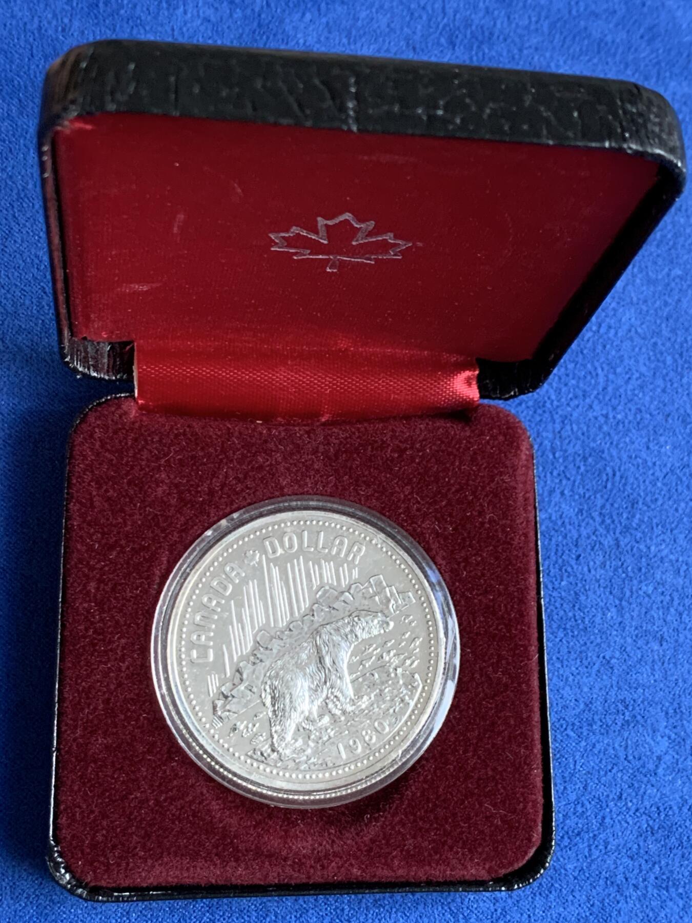 《竞宝斋》第289场- 周日，周一，周二 3场连拍 （全场包邮） 加拿大1980年女王版极地北极熊1元银币 带盒子