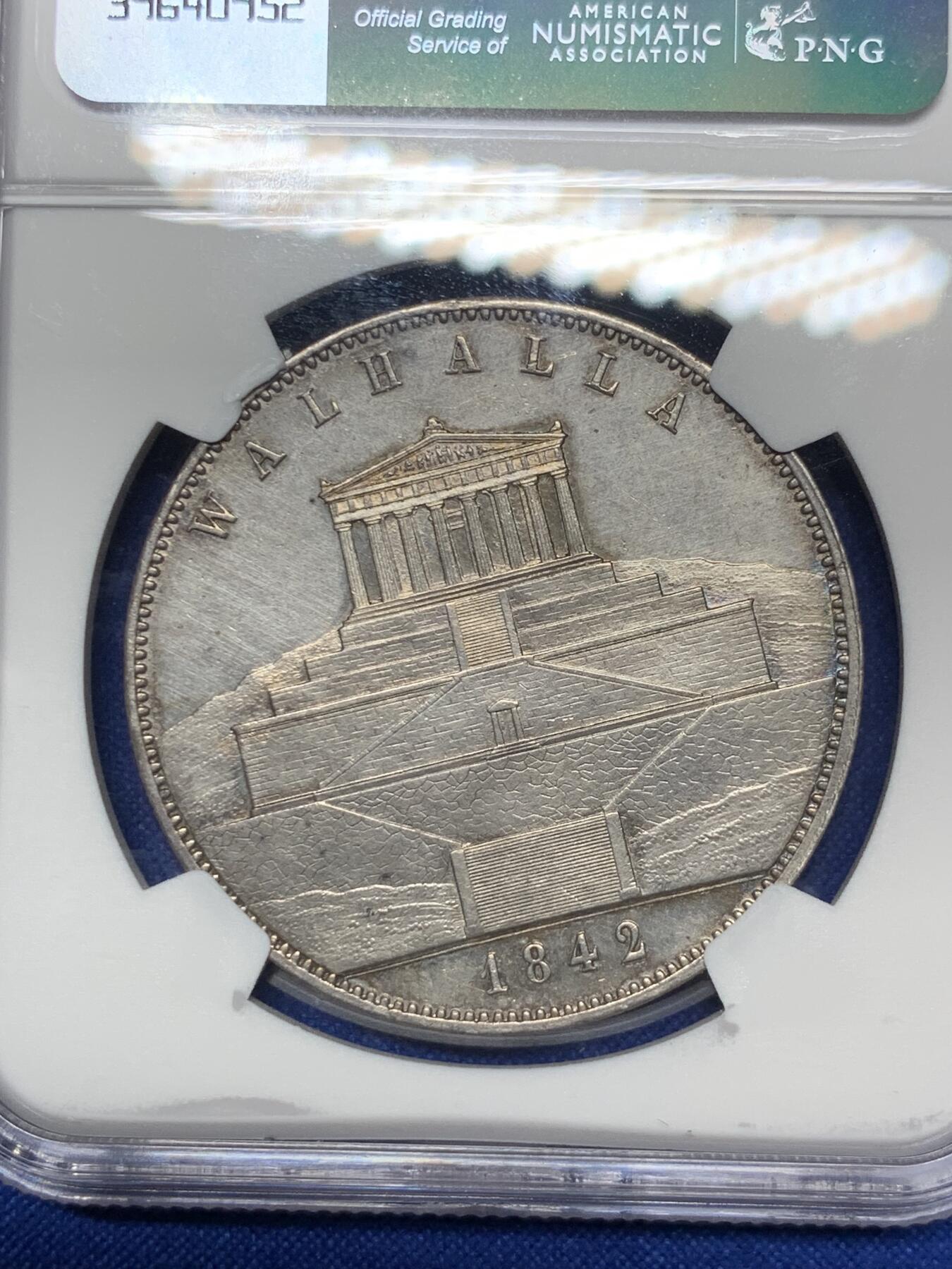 《竞宝斋》第289场- 周日，周一，周二 3场连拍 （全场包邮） NGC UNC 德国 1842年巴伐利亚瓦尔哈拉神殿历史双泰勒大银币 细节底板都难得 带PL光 37.12g 38mm