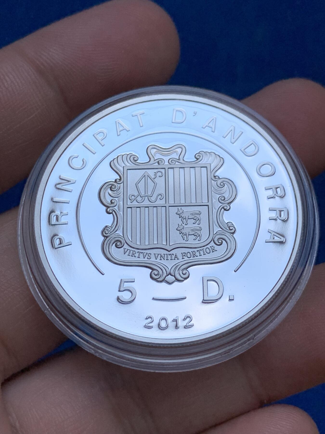 《竞宝斋》第289场- 周日，周一，周二 3场连拍 （全场包邮） 【稀少】安道尔2012年5第纳尔鸟类系列知更鸟精制镶嵌幻彩纪念银币-量2500