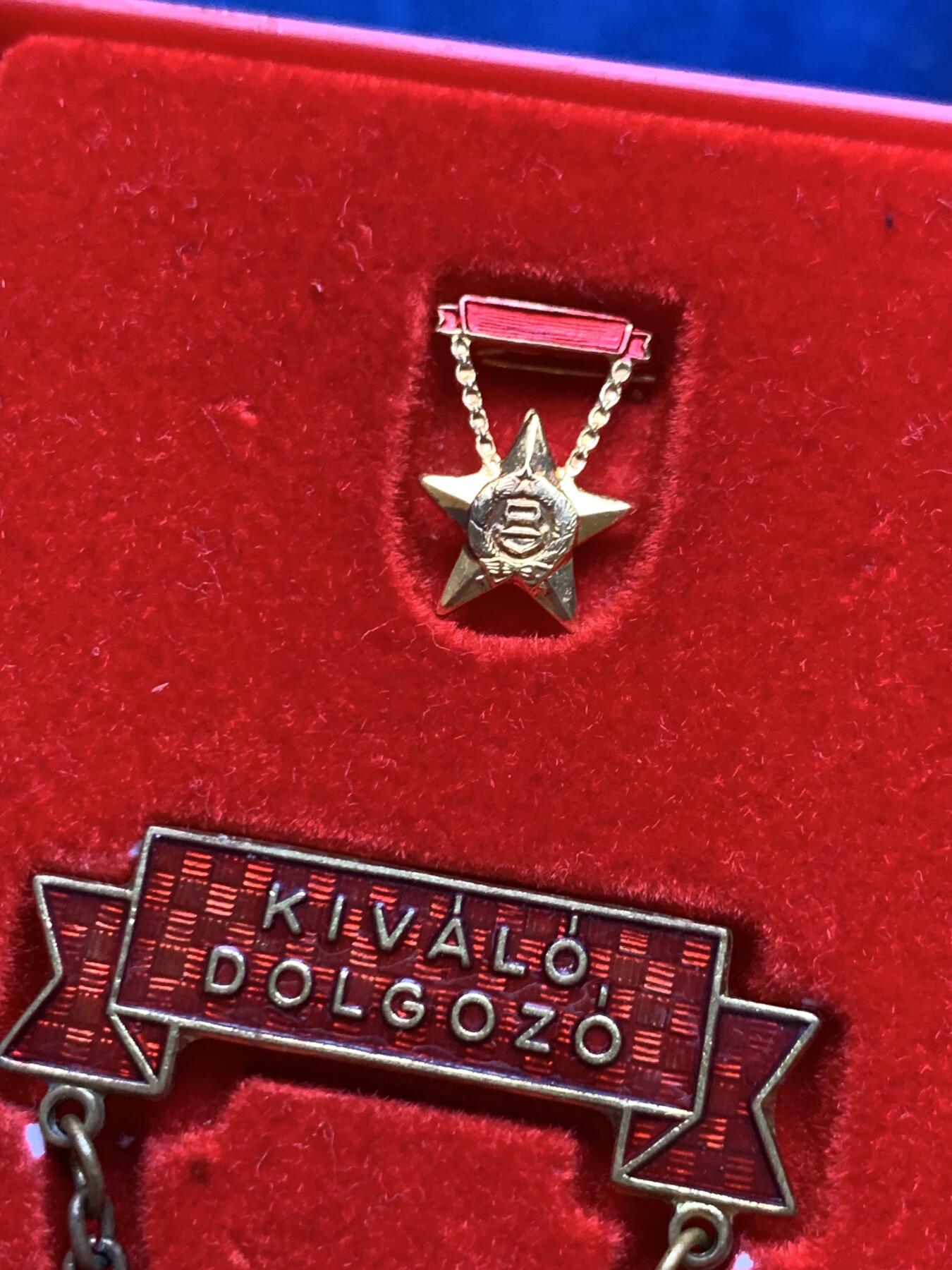 《竞宝斋》第289场- 周日，周一，周二 3场连拍 （全场包邮） 匈牙利人民共和国时期 优秀服务奖章带原盒带MINI章 早期黄铜章体热珐琅版本 全品